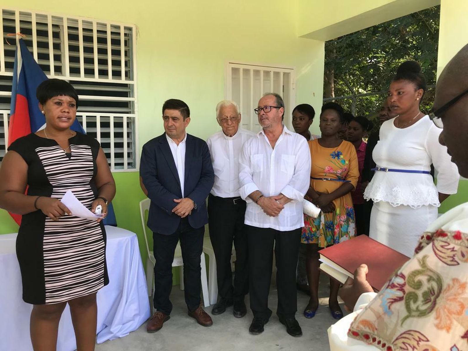 El padre Ángel y Julio Millán, en Haití