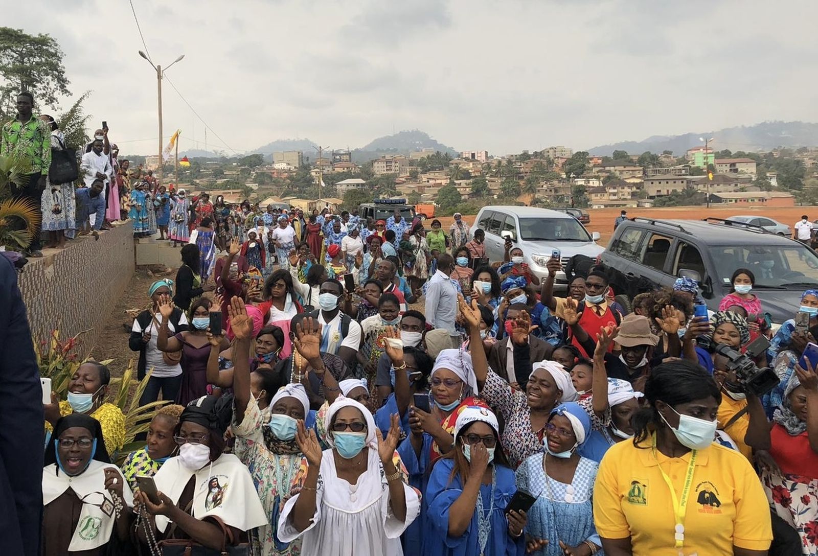Religiosos acuden a la llegada de Parolin