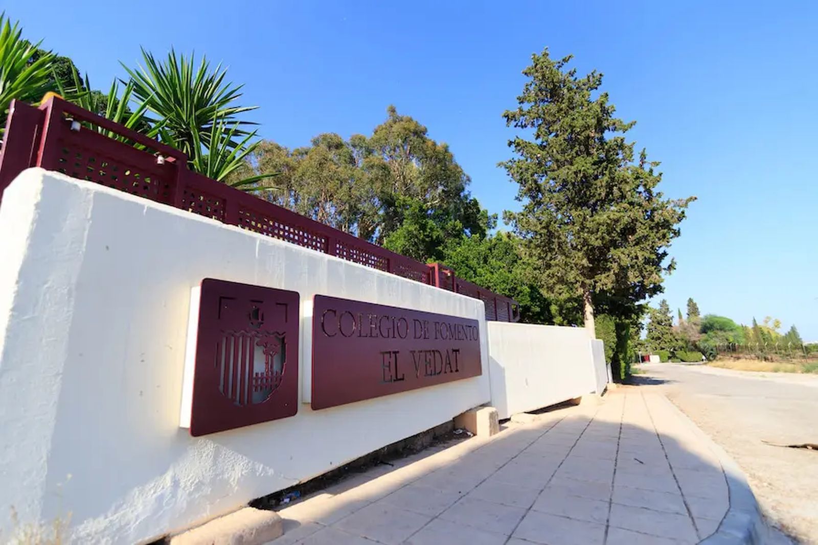 Fachada principal del colegio Fomento El Vedat de Torrent, Valencia