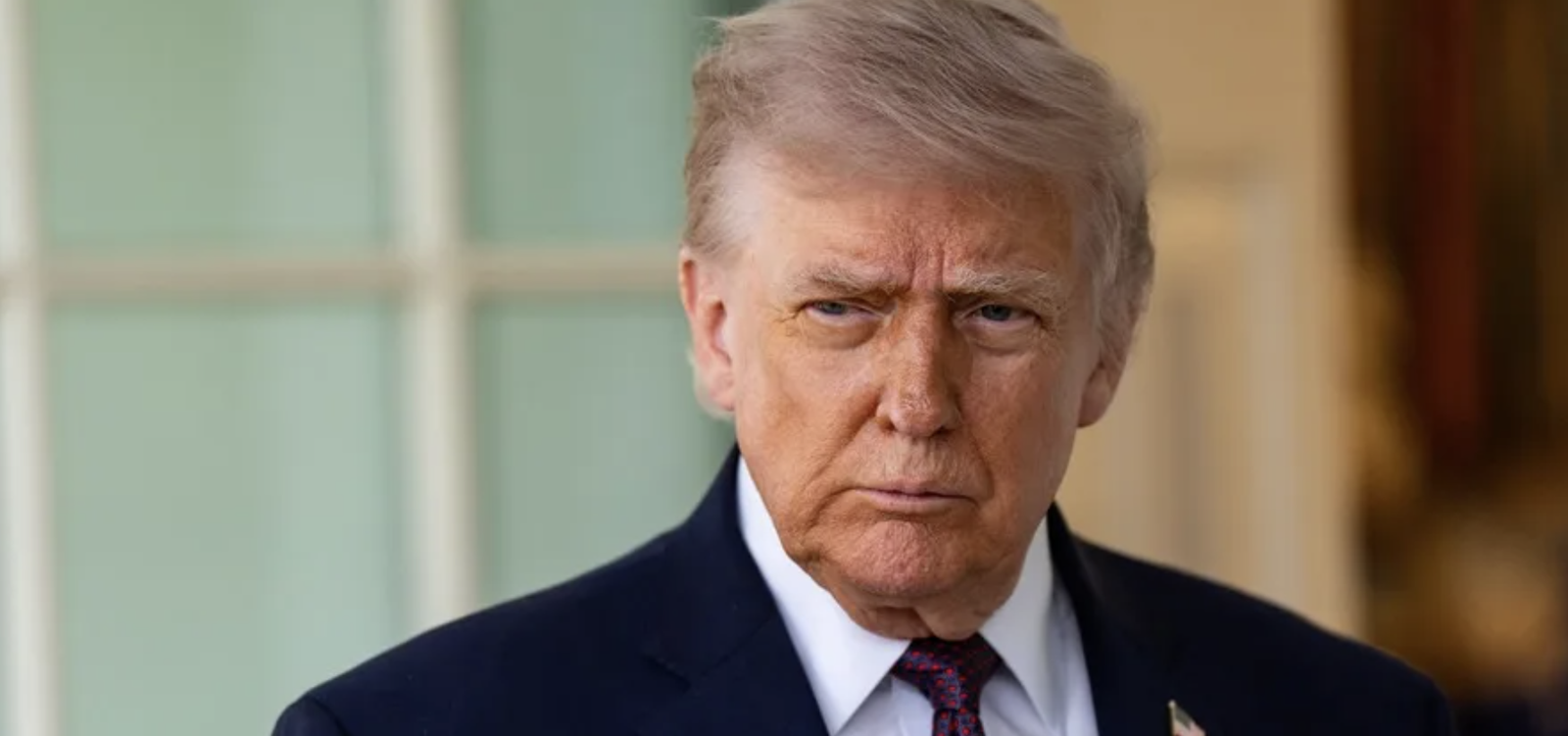 El presidente estadounidense Donald Trump habla con miembros de los medios de comunicación frente al Despacho Oval de la Casa Blanca en Washington, D.C., EE. UU., el 13 de abril de 2026.