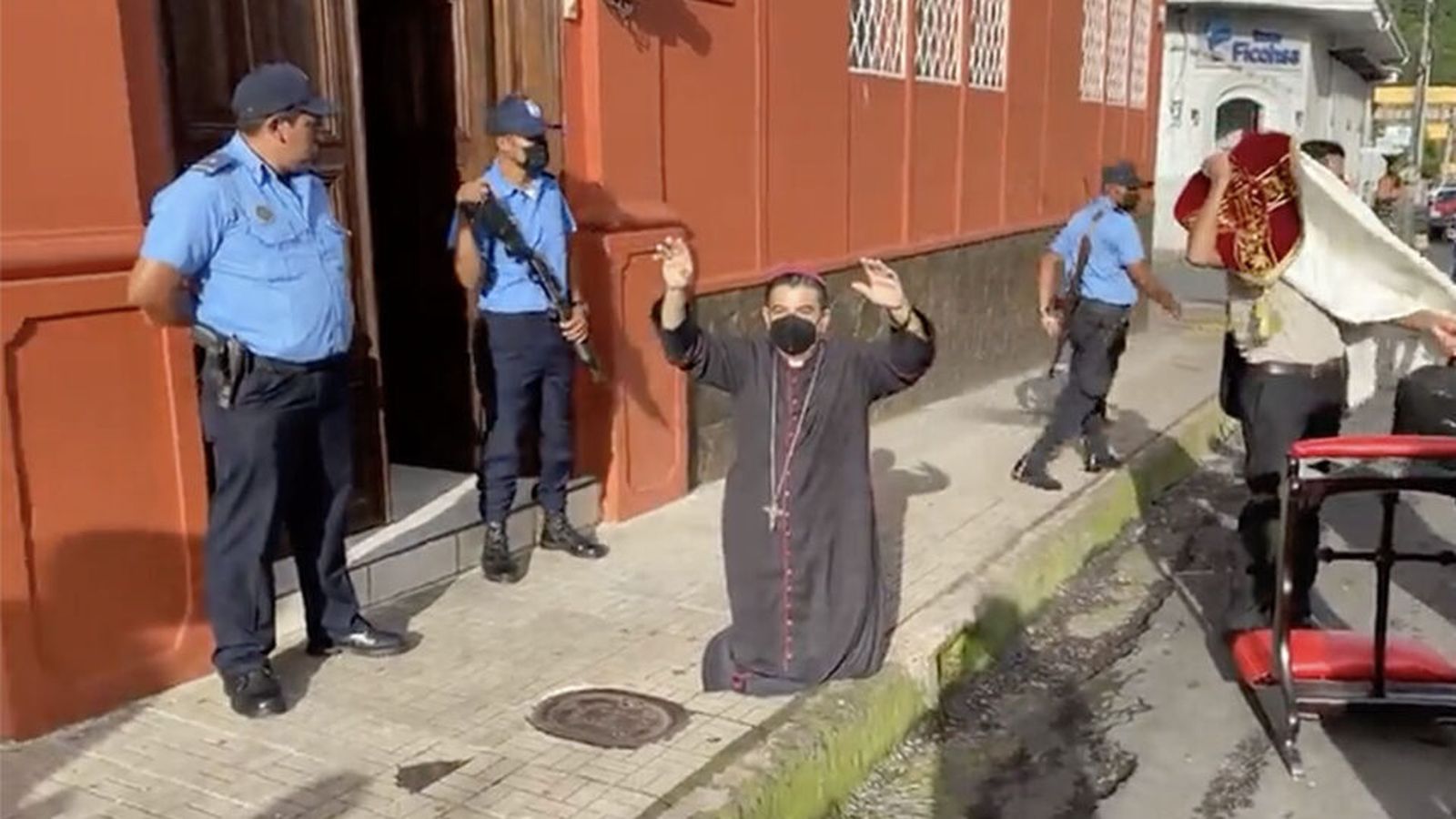 Una imagen de Rolando Álvarez cuando era hostigado por las autoridades