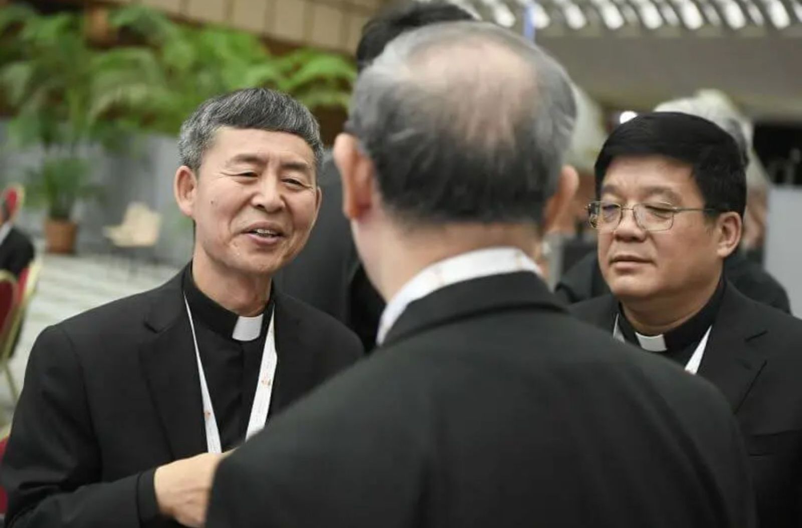 Mons. Yao Shun, obispo de Jining, y Mons. Yang Yongqiang, obispo de Zhouchun (derecha), de la República Popular China, en el Sínodo sobre la Sinodalidad en octubre de 2023