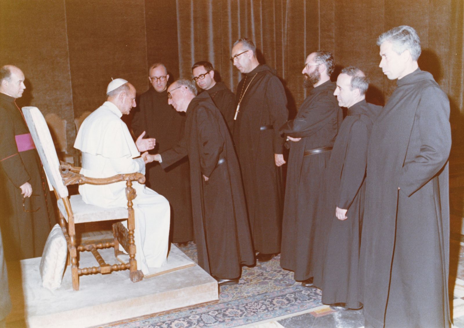 El papa Pablo VI saludando al P. Adalbert