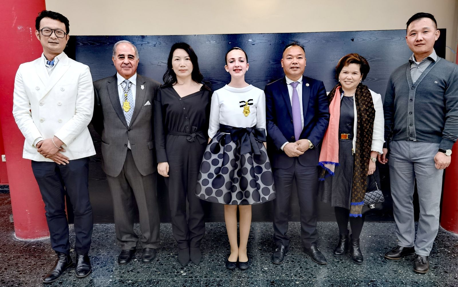 Familias chinas  "vicentinos de honor" por el Altar del Carmen