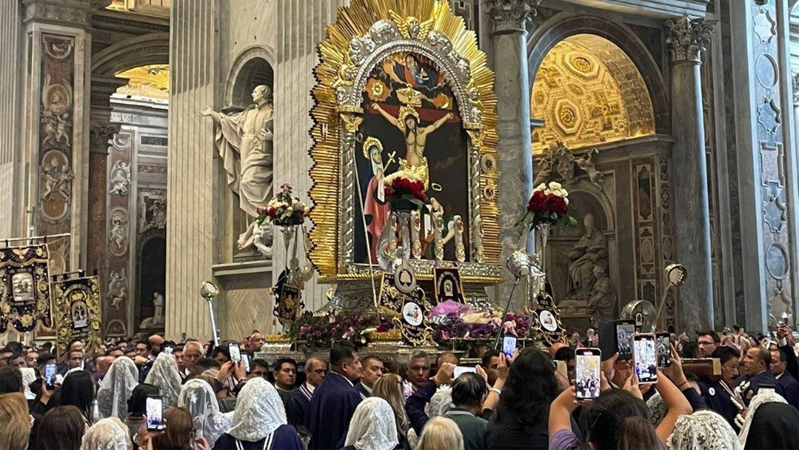Misa en San Pedro en honor al Señor de los Milagros de Perú
