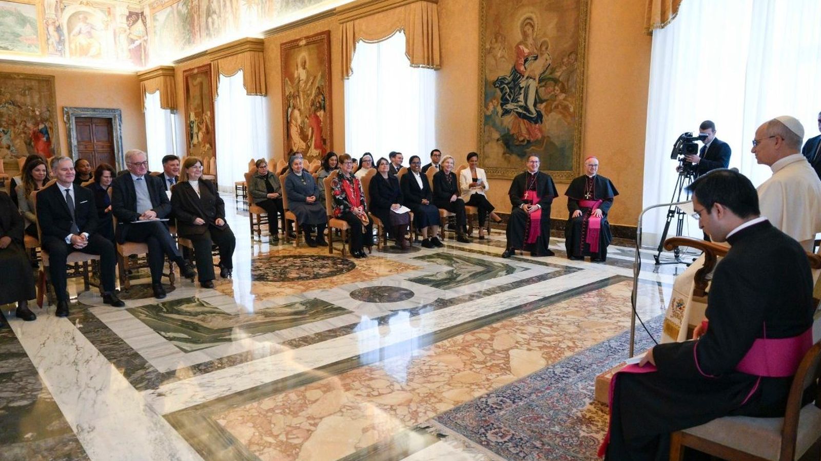 El Papa, con los miembros de Tutela Minorum
