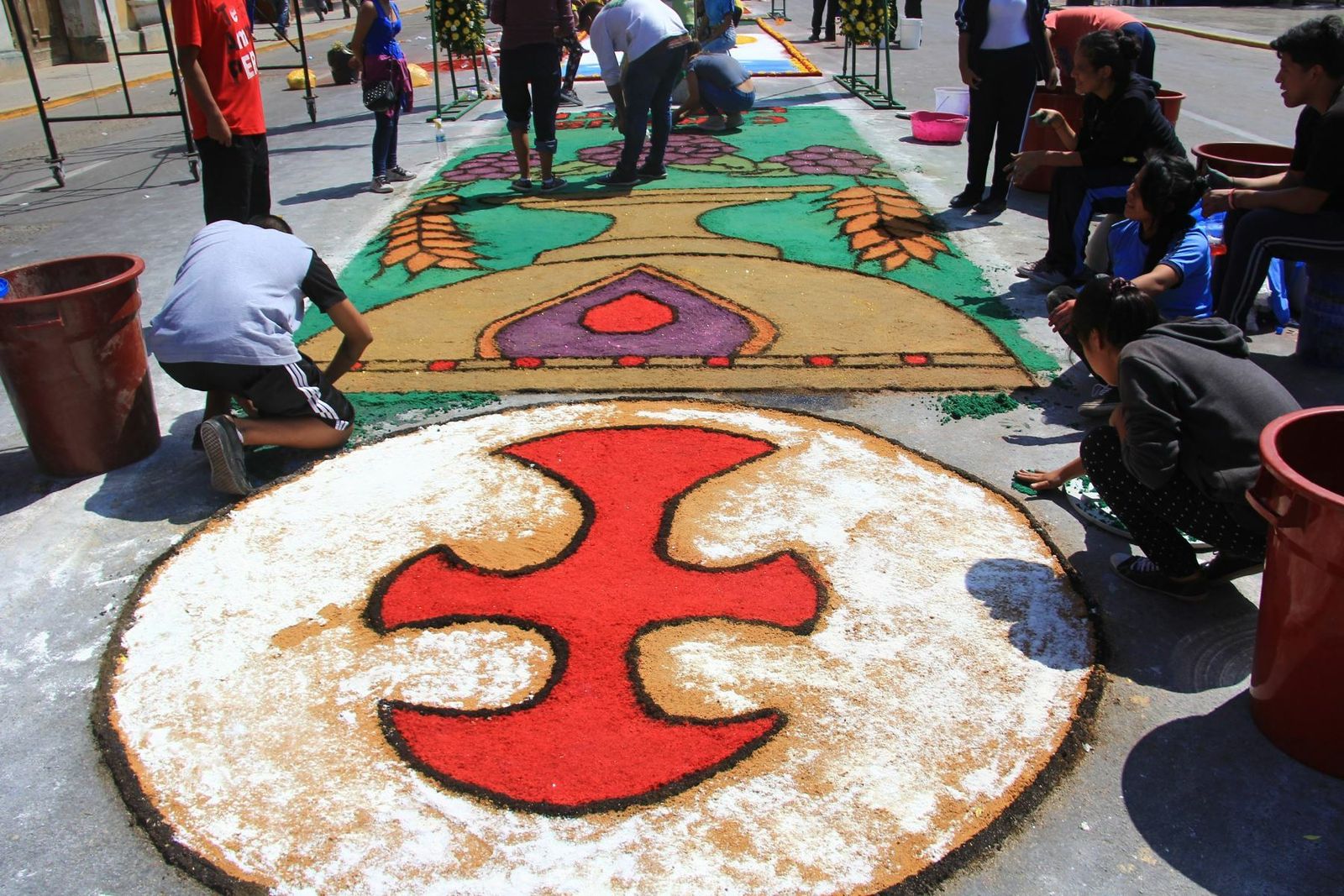 Las alfombras son un tradicional ornamento típico de esta festividad. Este año algunos ex internos del penal de El Milagro han aportado una de las treinta y nueve alfombras del perímetro de la Plaza de Armas