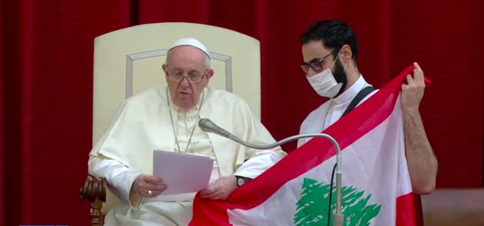 El Papa ora junto a la bandera de Beirut