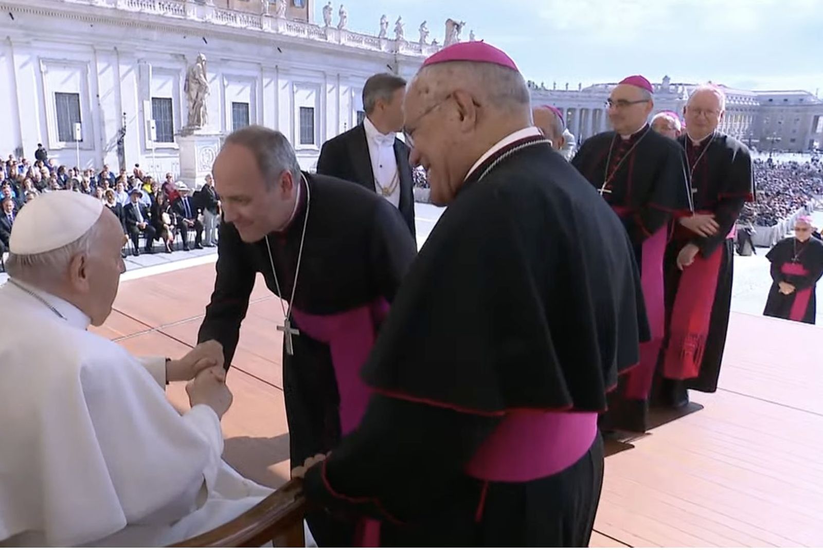 Francisco saluda a Antonio Prieto ante Demetrio Fernández