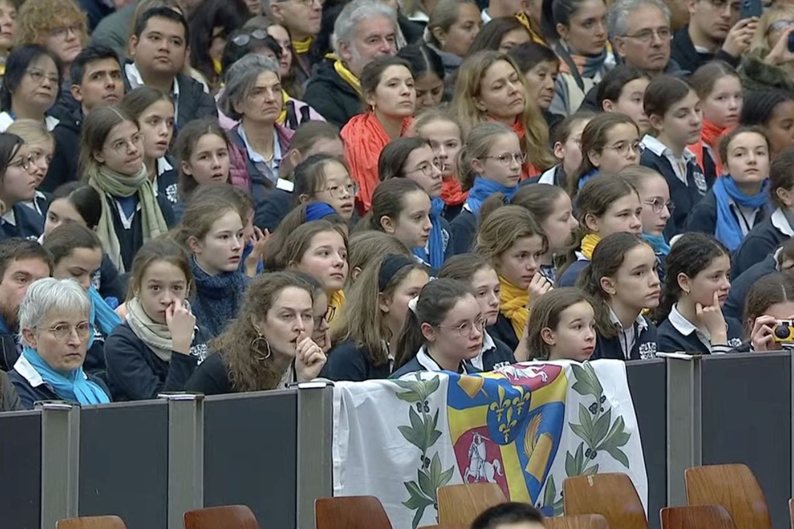Un grupo de niñas de un colegio francés escucha la catequesis del Papa