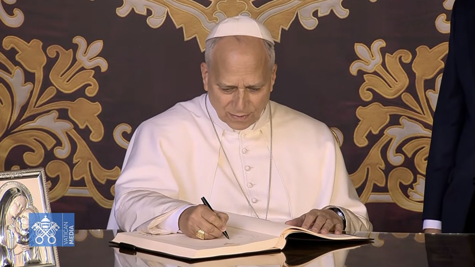 El Papa firma el libro del Ayuntamiento de Madrid