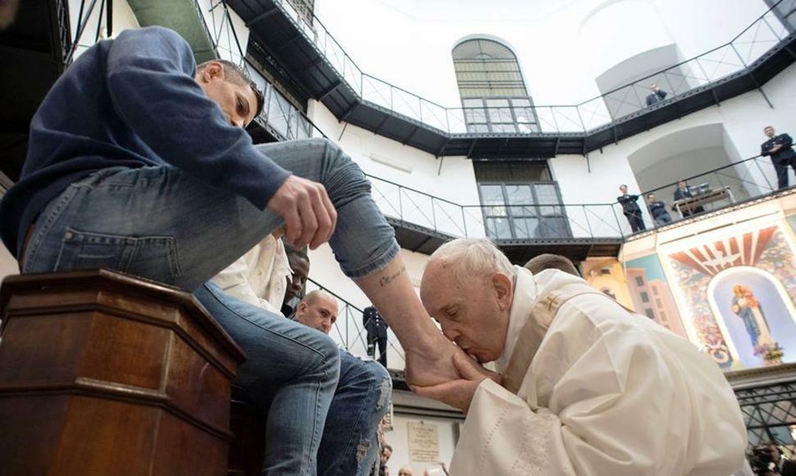 El Papa besa los pies de un preso en 2018