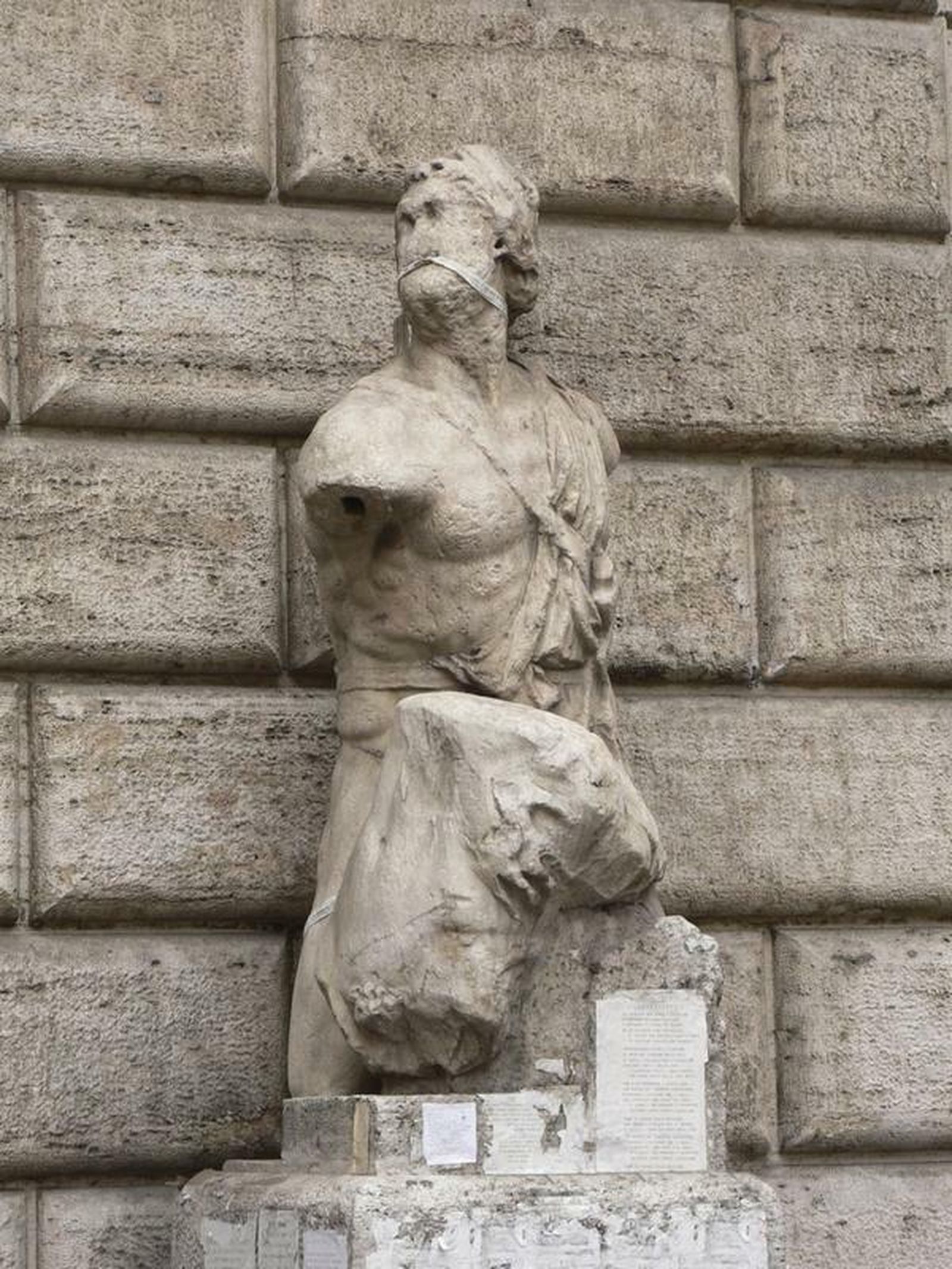 Estatua de Pasquino calle