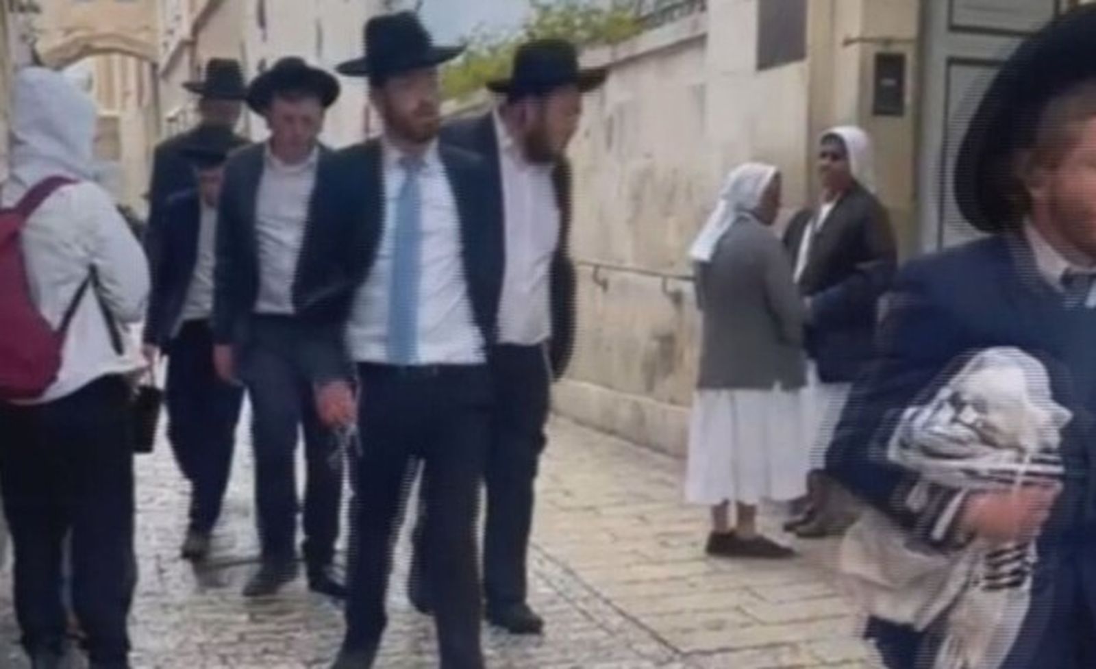 Un hombre escupe al pasar al lado de unas monjas cristianas en Jerusalén