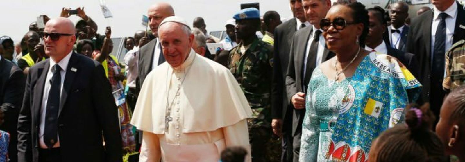 Francisco, junto a la presidenta de Centroáfrica, entrando a la mezquita