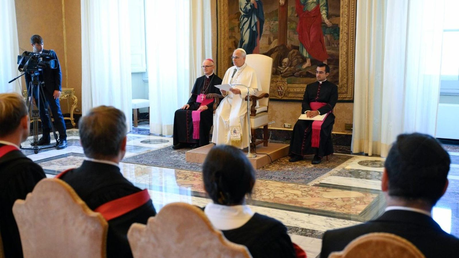 León XIV con los miembros de la delegación del "Oriel College"