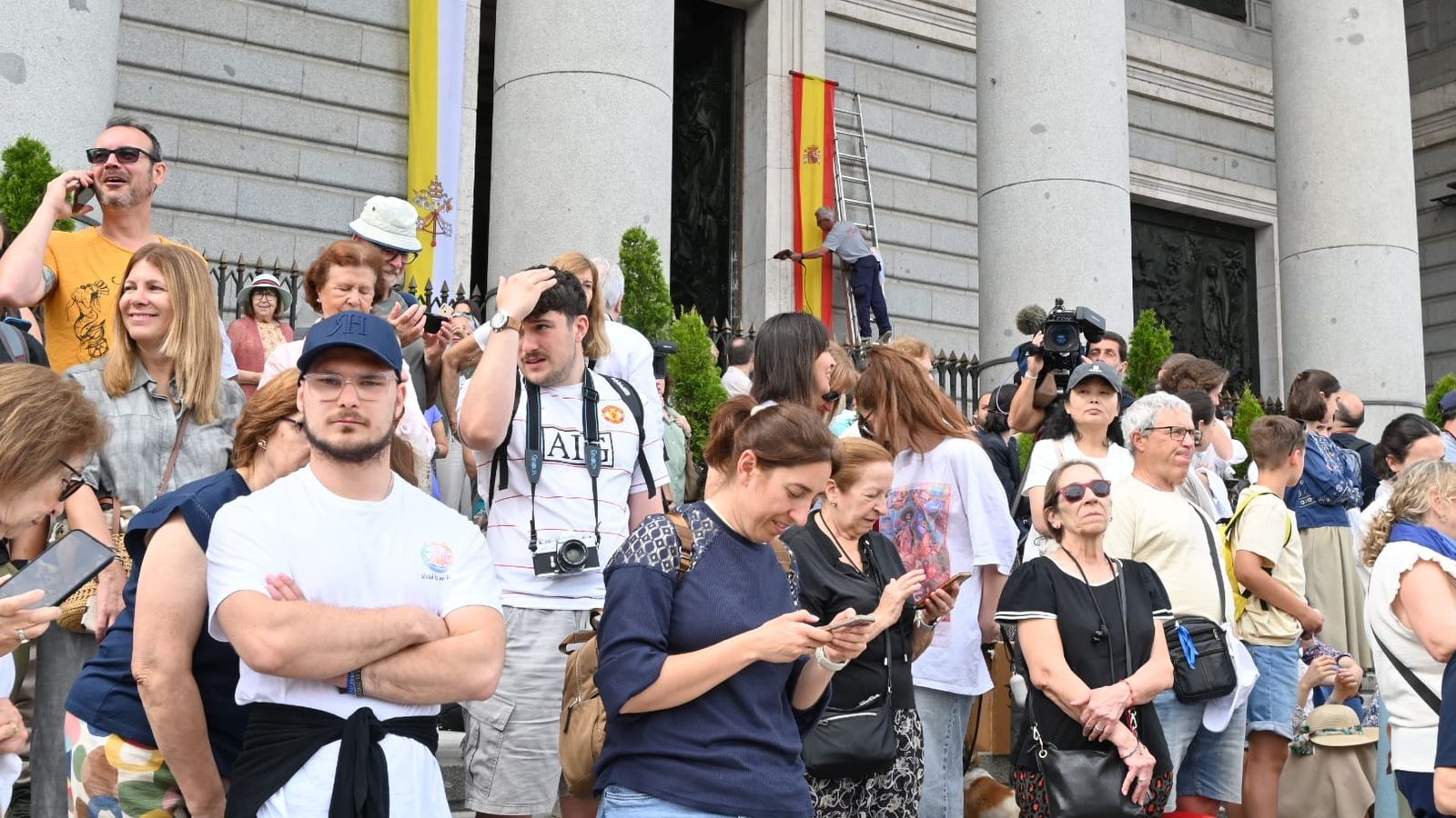 Fieles esperando al Papa