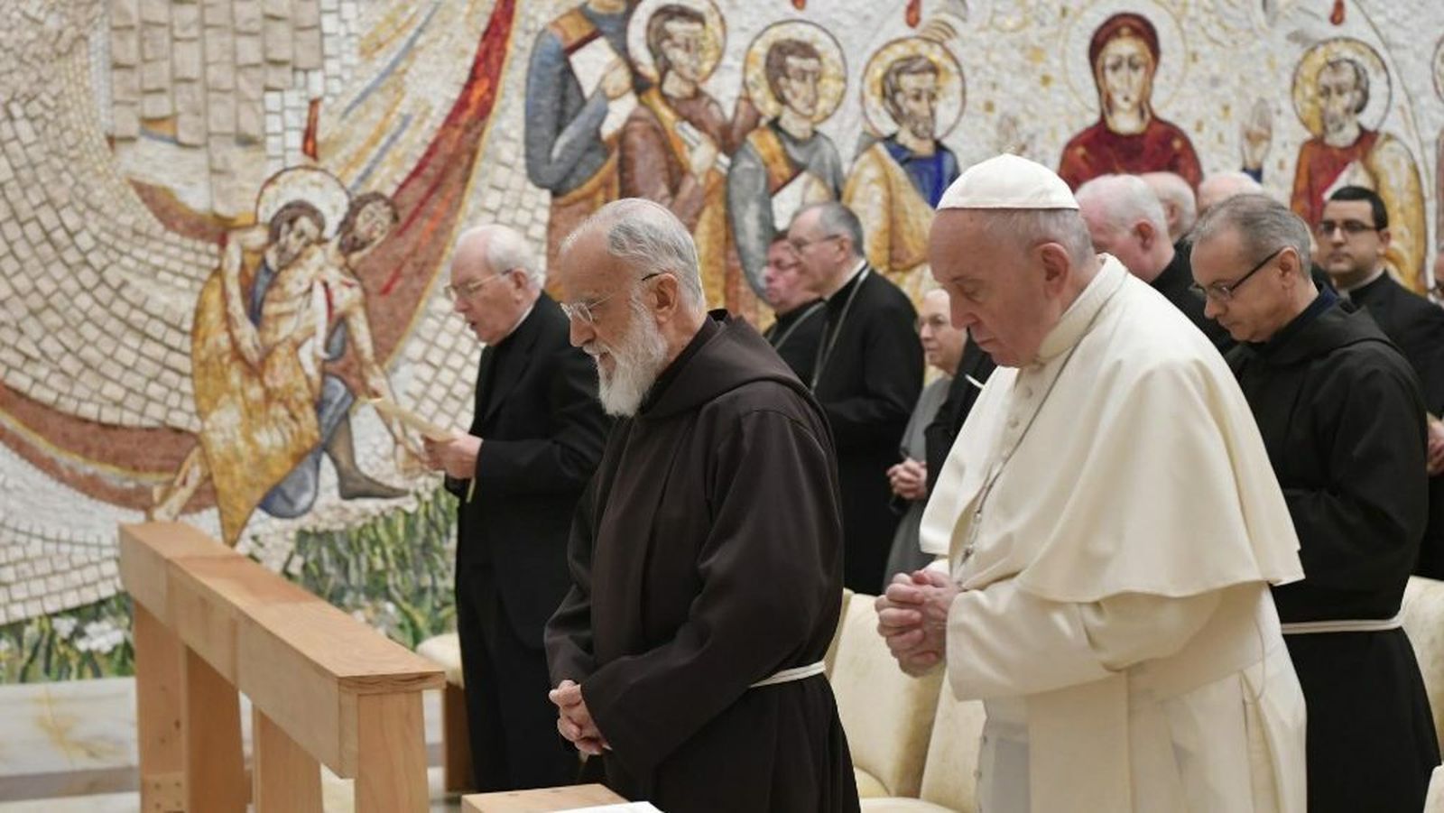 El padre Cantalamessa y Francisco en la Capilla "Redemptoris Mater"
