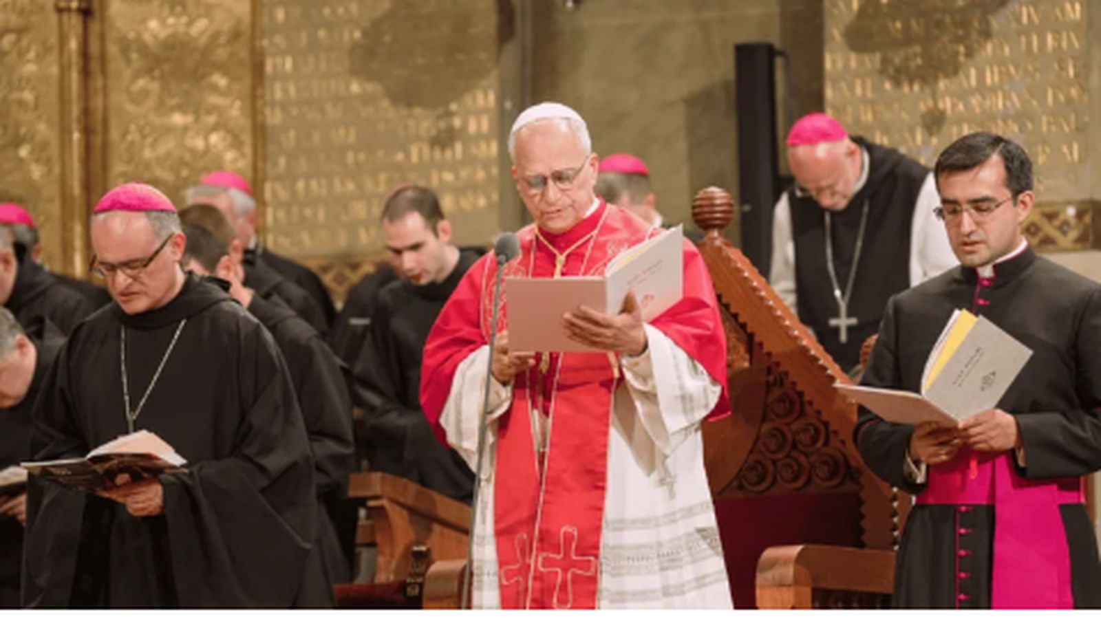 El papa León XIV, recibido por el abad de Montserrat durante su visita a la abadía el 10 de junio de 2026.