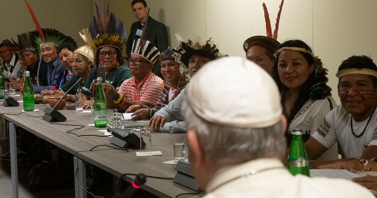 Francisco, con los indígenas en el Sínodo