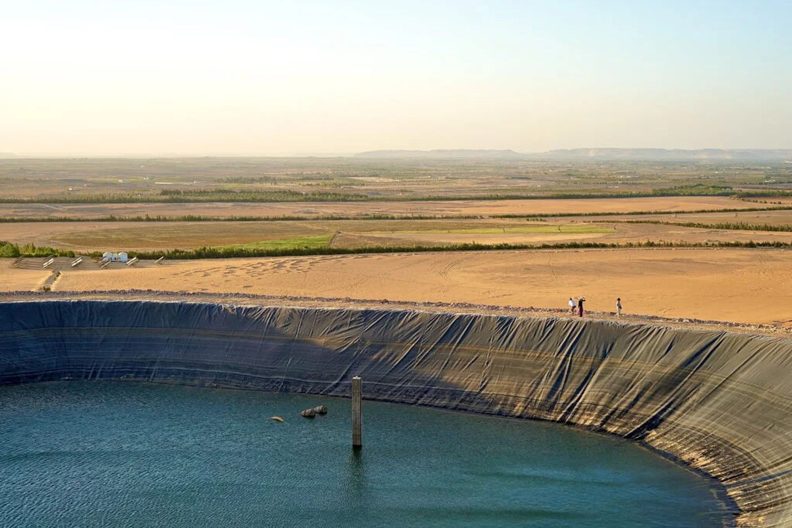 Un embalse abierto en la cima del oasis de Wahat, donde SEKEM lleva a cabo su proyecto de agricultura en el desierto