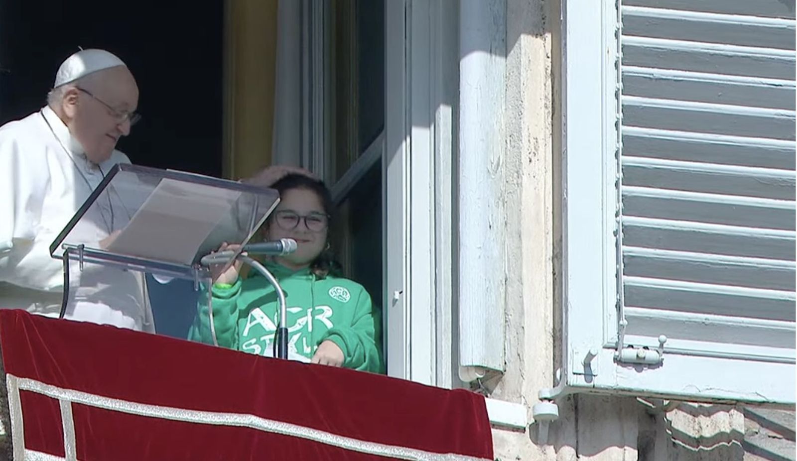 Francisco saluda a la niña que leyó la petición de paz