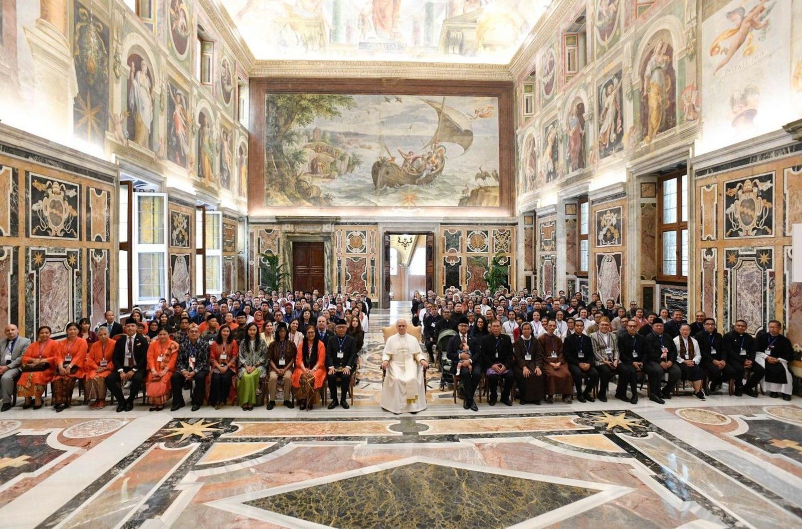 León XIV y fieles indonesios