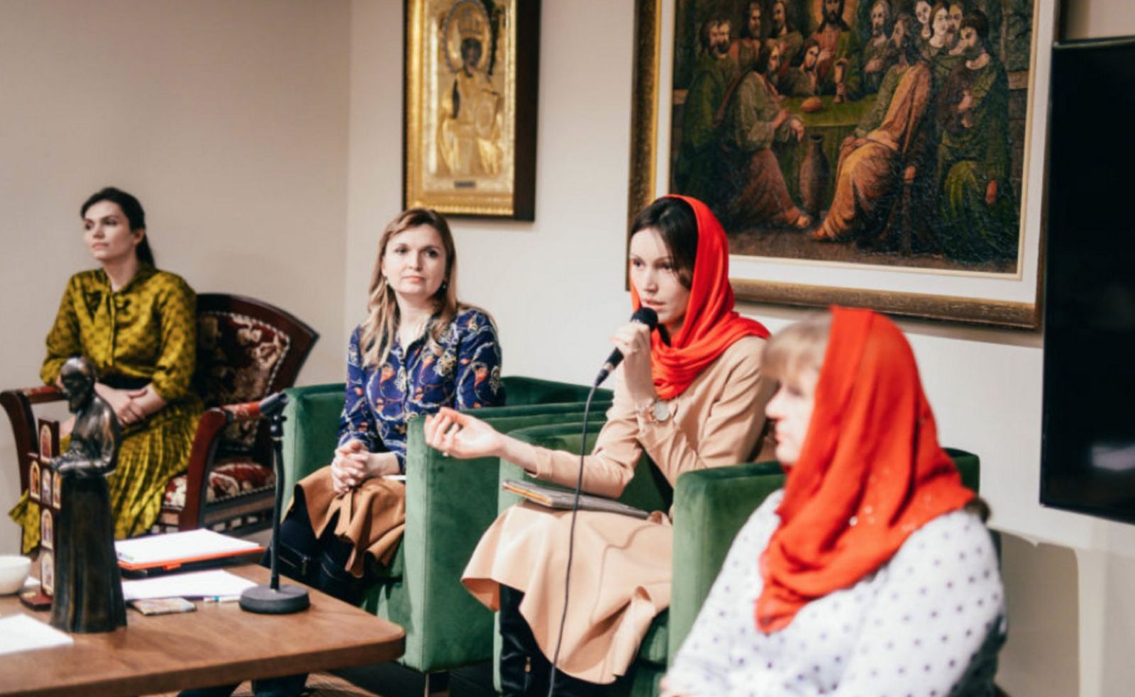 Esposas de curas ortodoxos exponen su situación