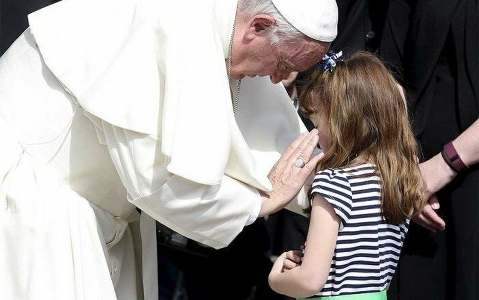 Francisco, con una niña en Polonia