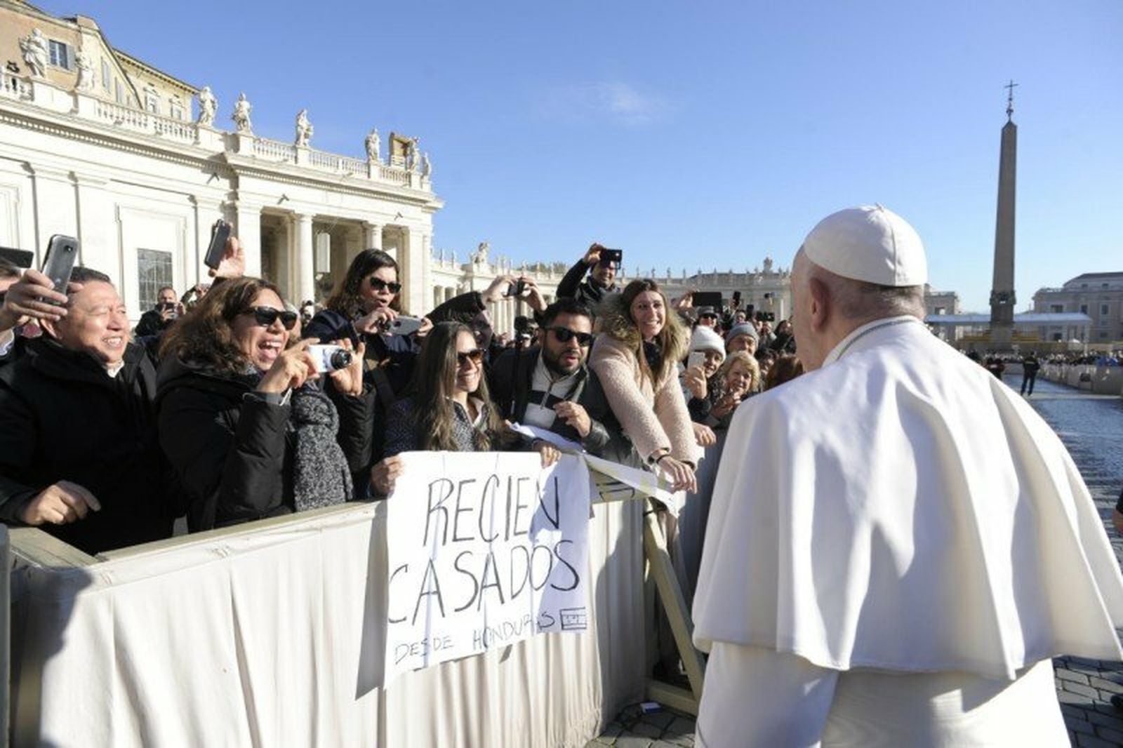 Papa y recién casados en la audiencia