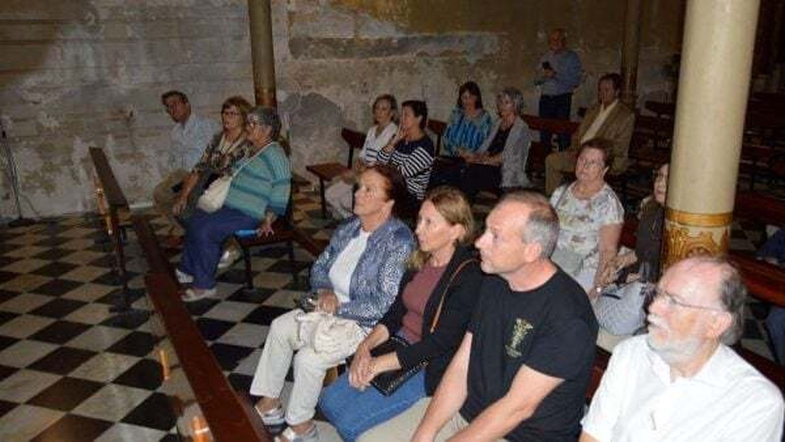 Fieles, durante la visita