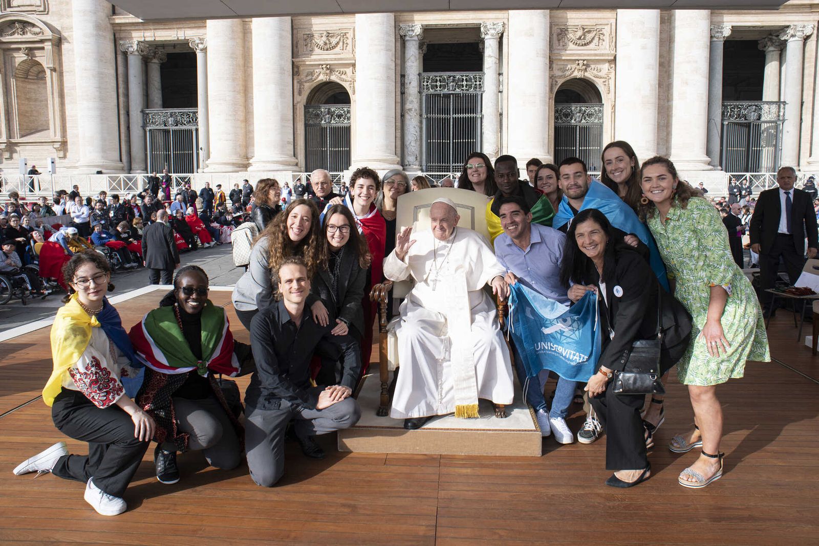 El Papa, con algunos de los jóvenes de Uniservitate