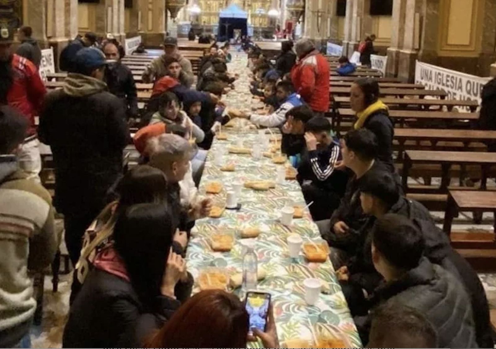 García Cuerva instaló una mesa de varios metros en la catedral para dar de comer a los necesitados