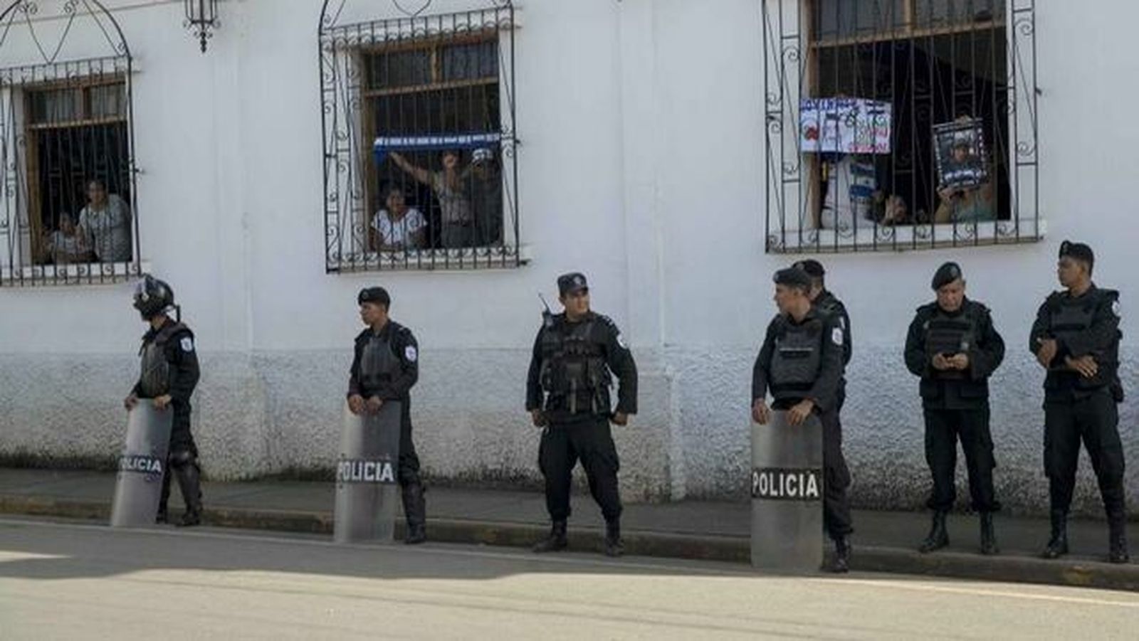 Cordón de seguridad frente a la iglesia nicaragüense de San Miguel