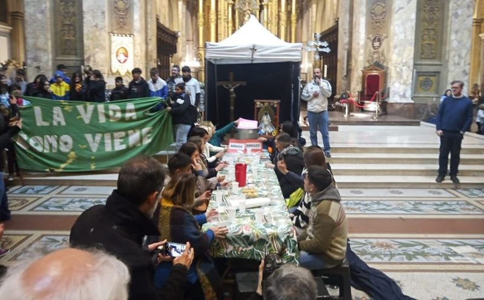 El arzobispo observa la cena servida en la catedral