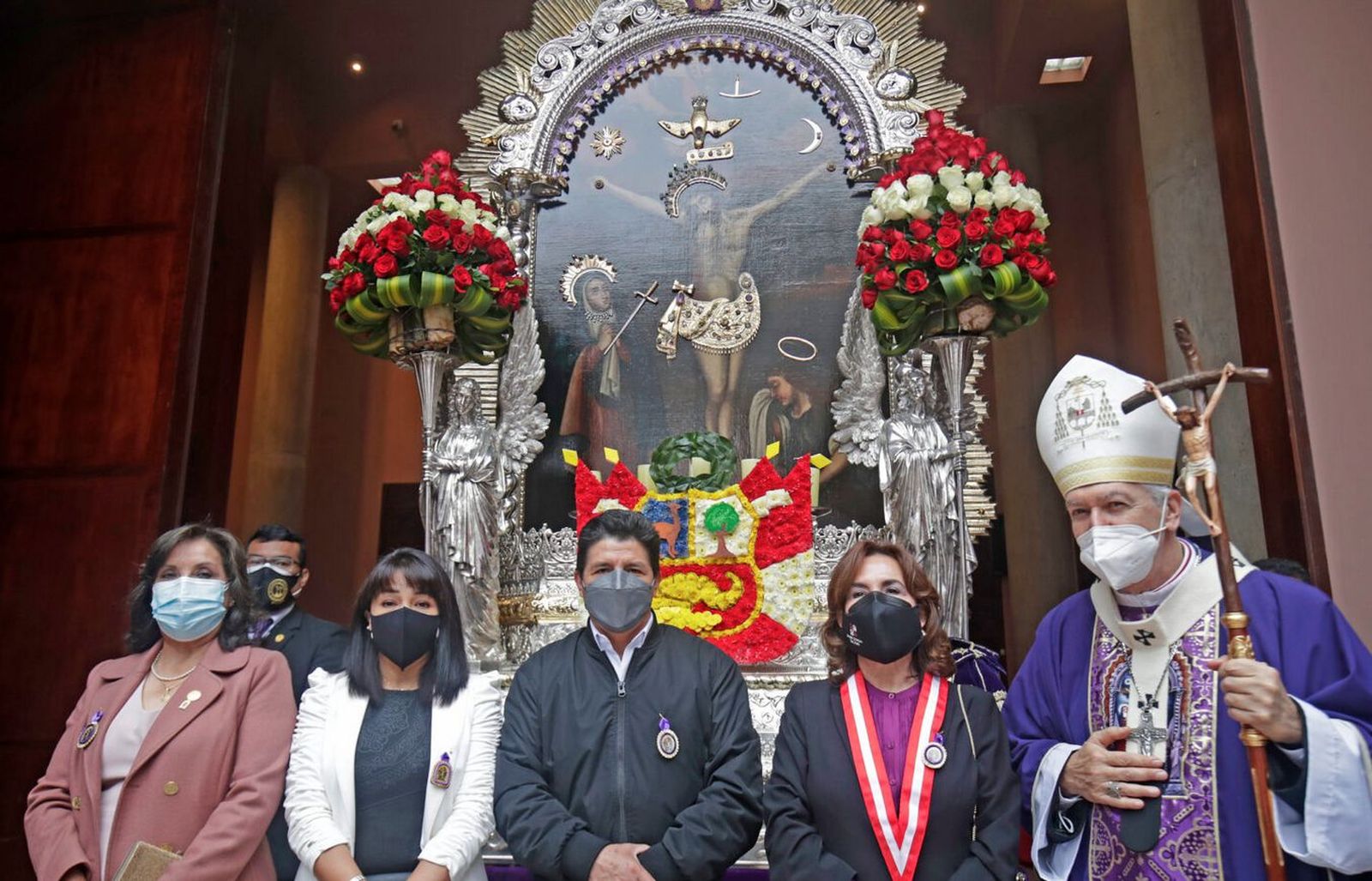 Castillo y presidente ante el Cristo de los Milagros