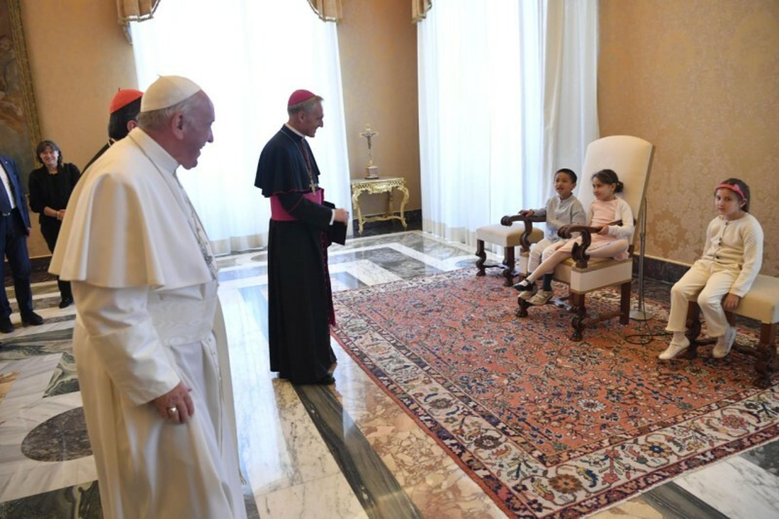El Papa y Ganswein bromean con los niños que se sentaron en el sillón papal