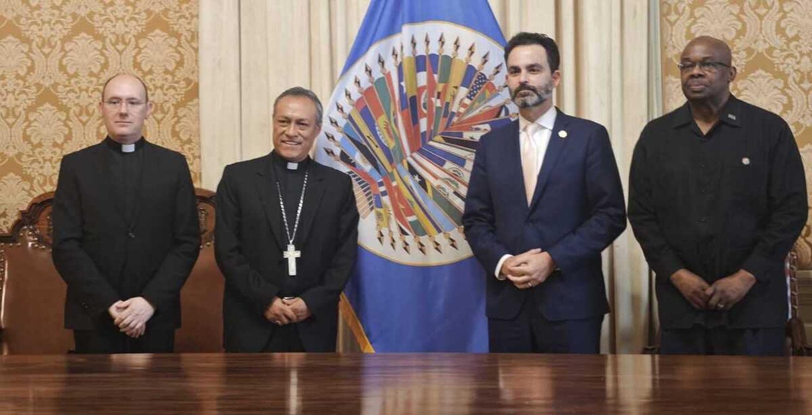 Firma de convenio entre el Celam y la OEA