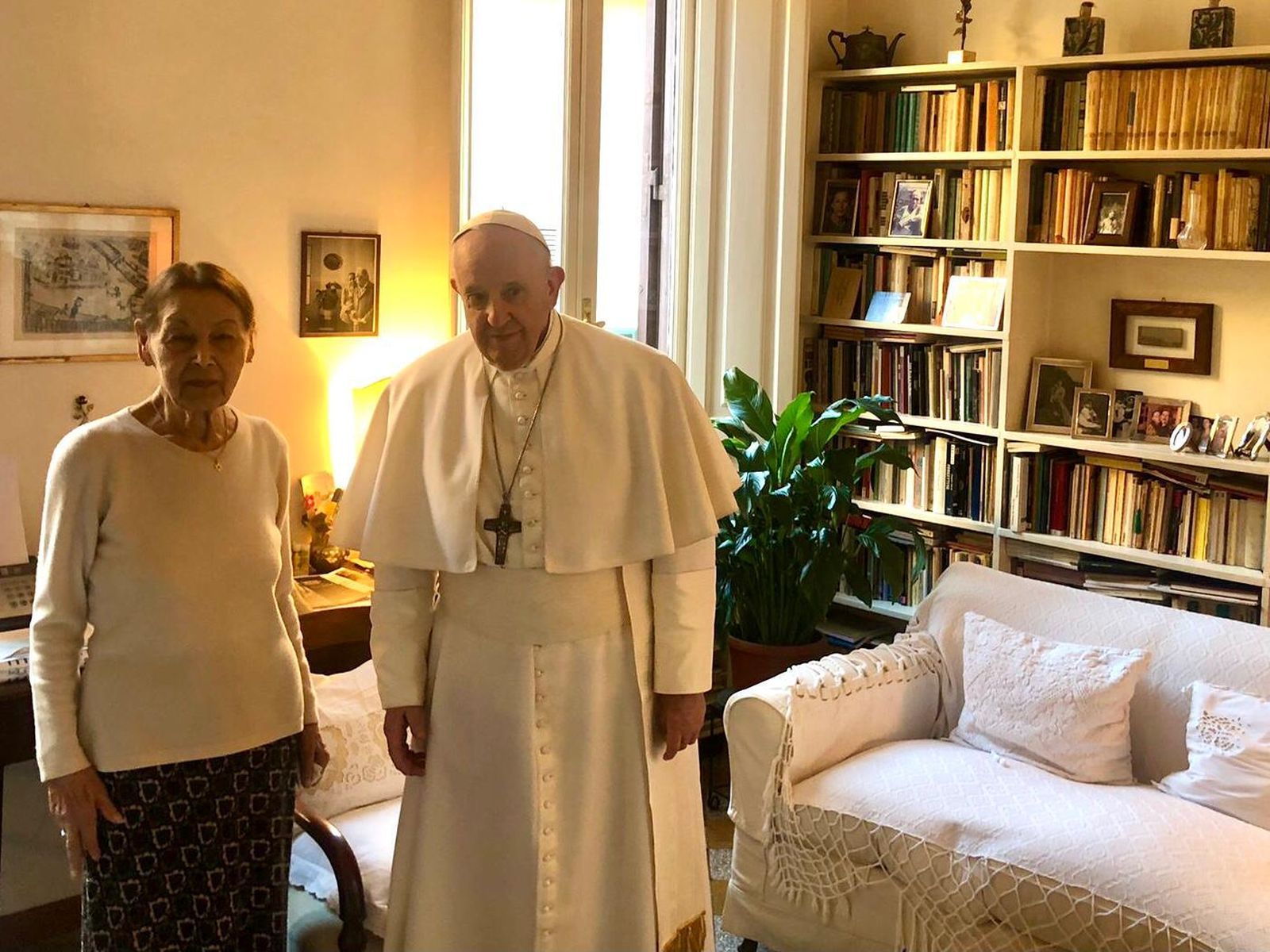 El Papa visita a Edith Bruck, superviviente de Auschwitz, ojos del horror y la esperanza