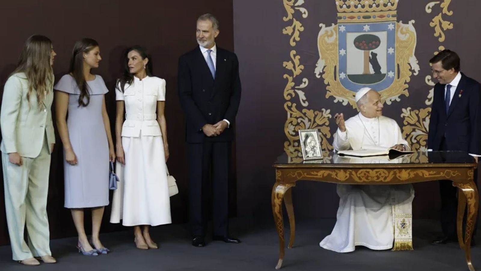 El Papa, junto a Almeida y los Reyes, firma en el libro de honor de Madrid