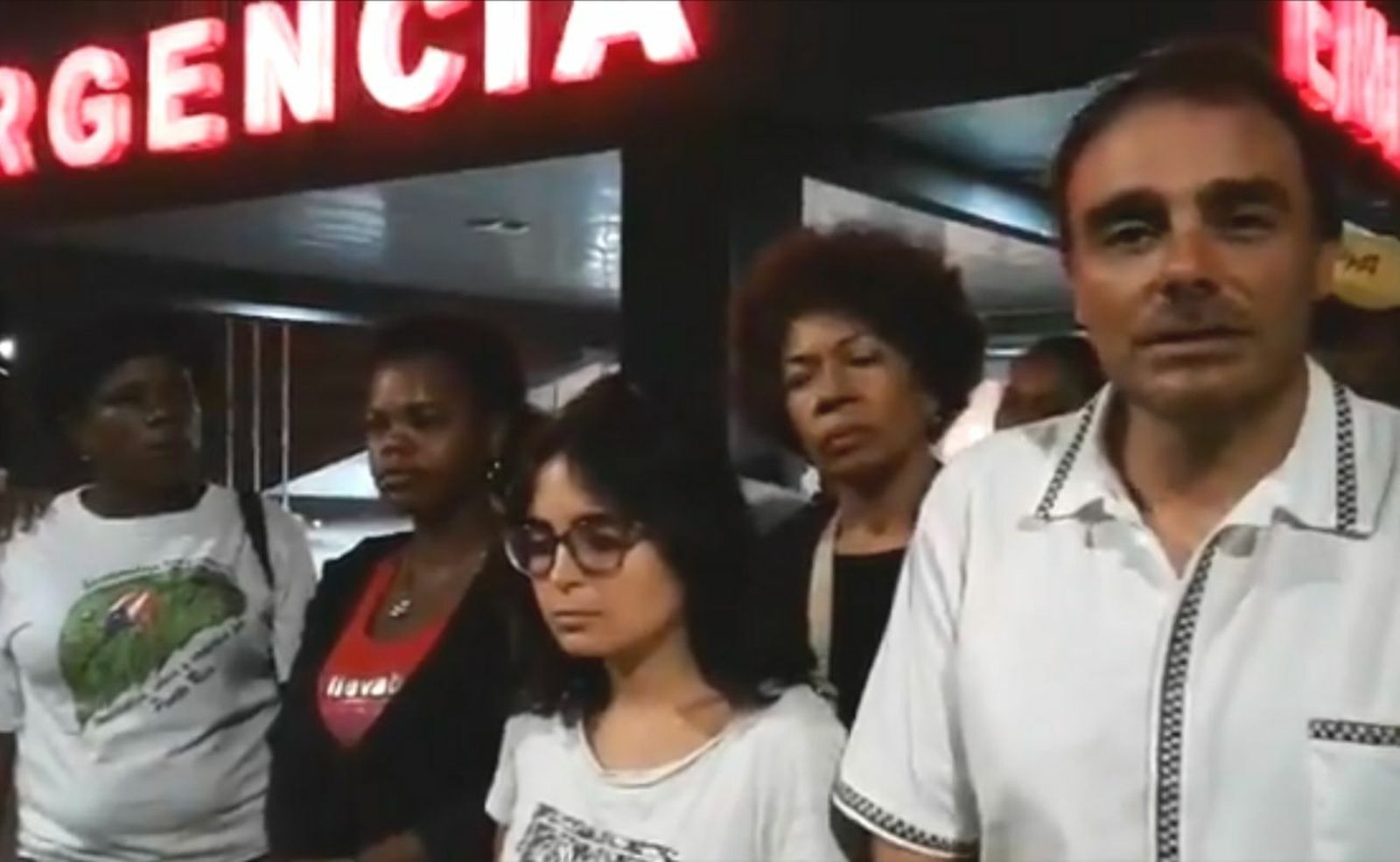 Miguel Ángel Gullón saliendo del hospital