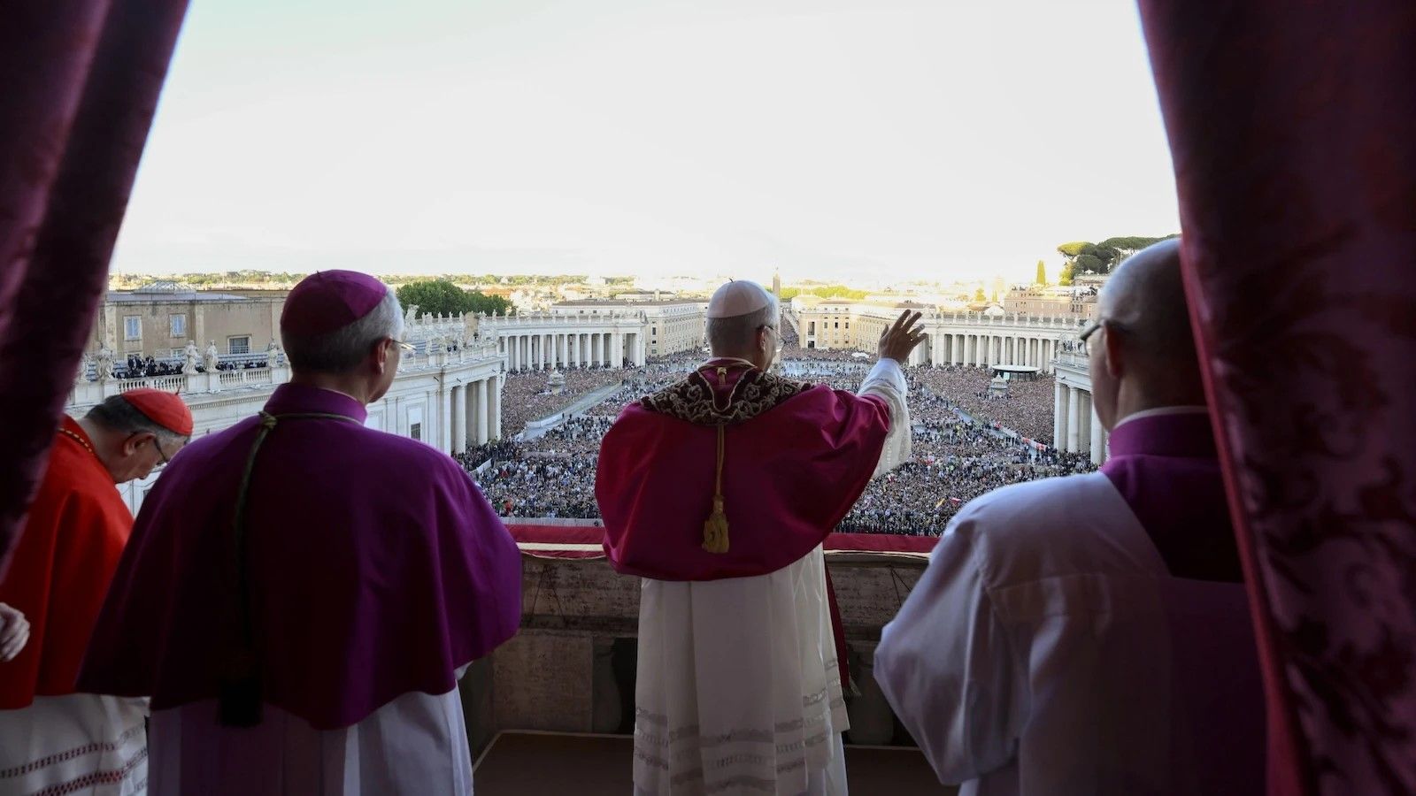 el nuevo papa saluda la multitud