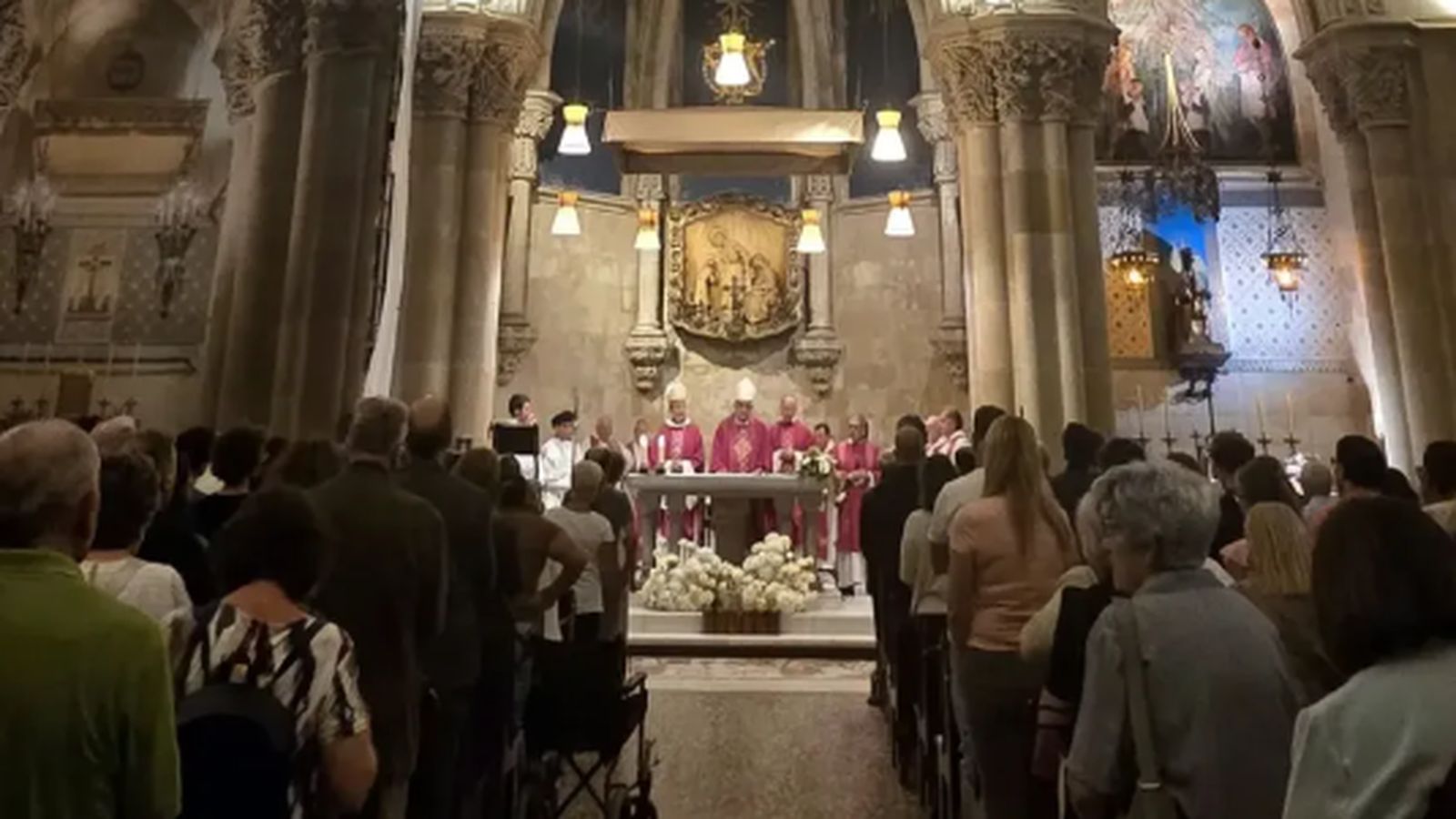 La cripta de la Sagrada Familia durante la misa de despedida.