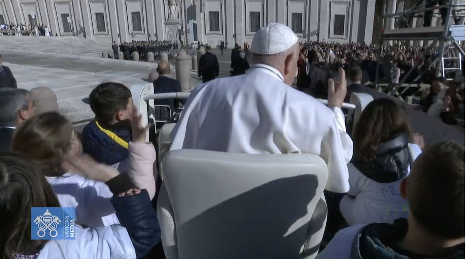 El Papa, con los niños en el papamóvil