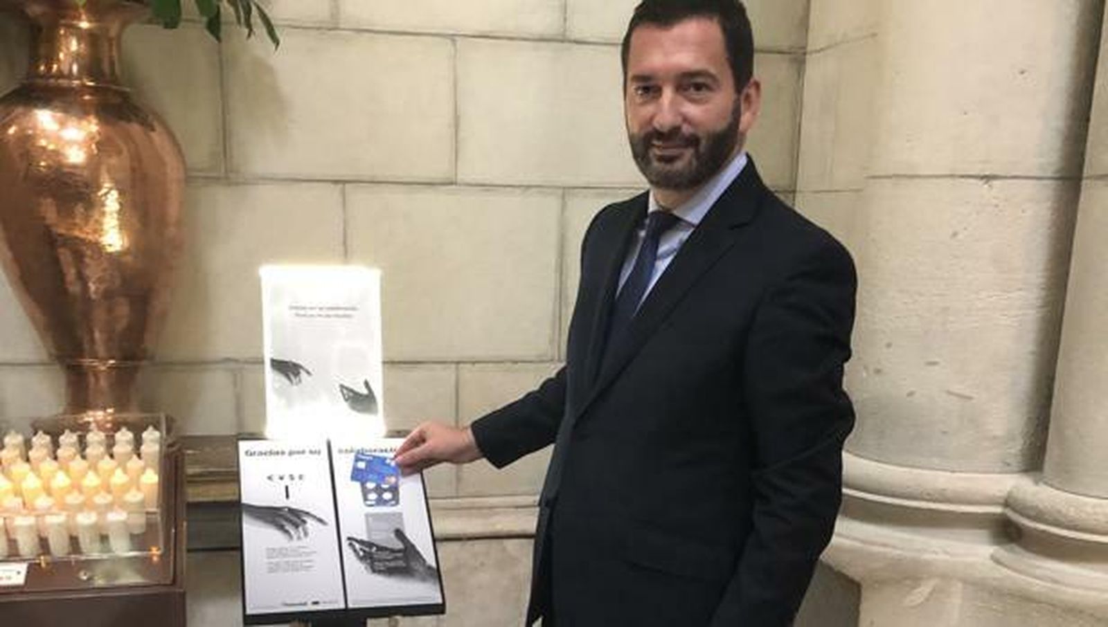 Santiago José Portás, del Banco Sabadell, junto a uno de los cepillos del proyecto Done