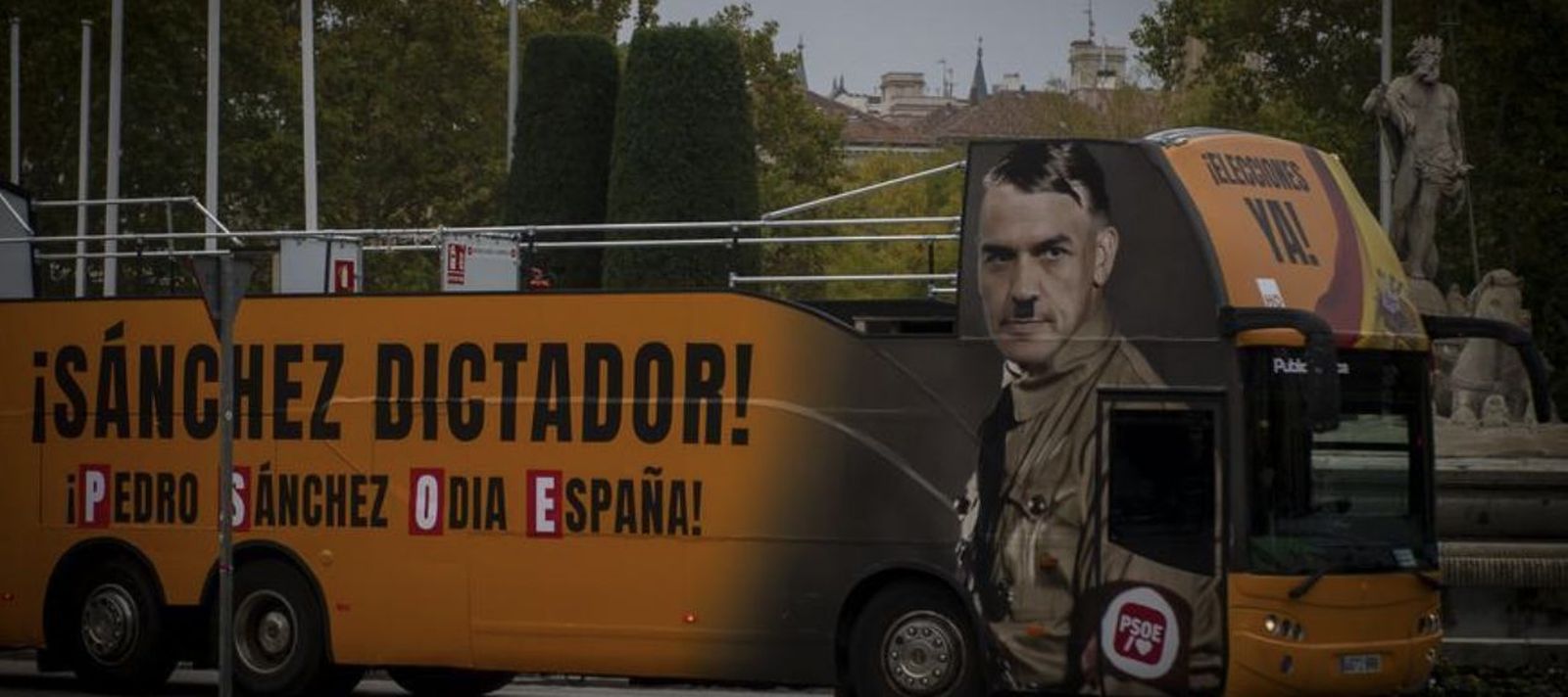 El autobús de HazteOir con la imagen de Pedro Sánchez como Hitler