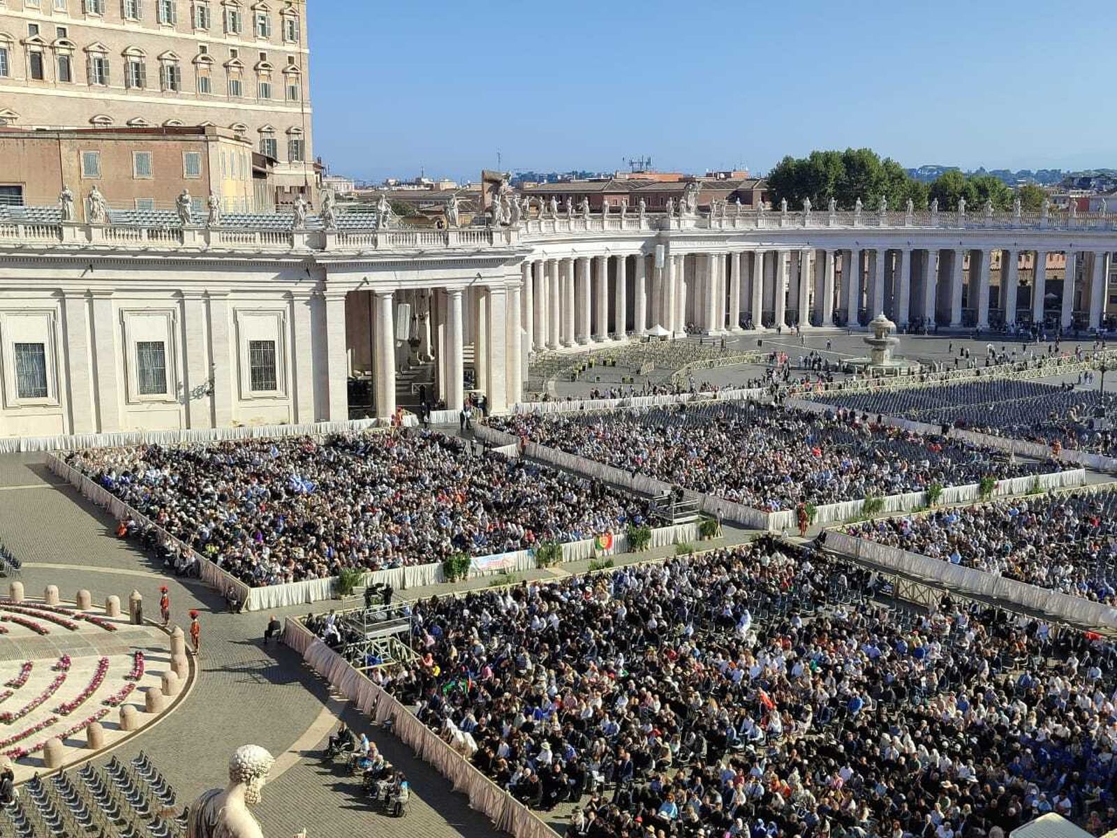 Fieles en la plaza de San Pedro