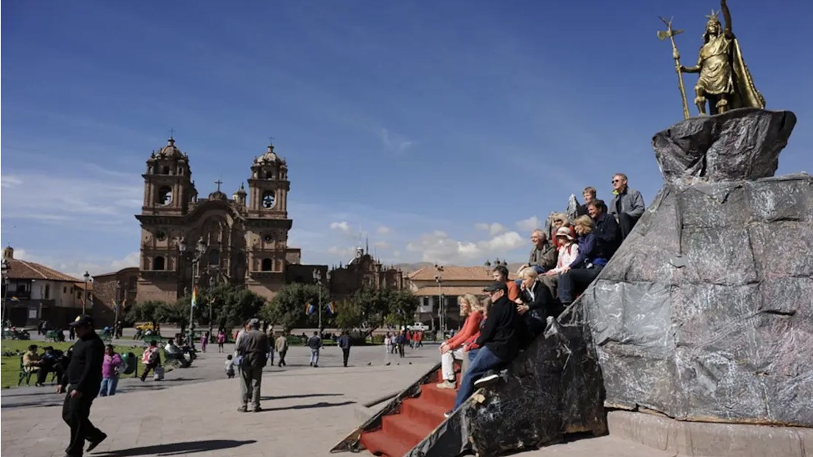 Turistas en la Plaza de Armas de Cuzco