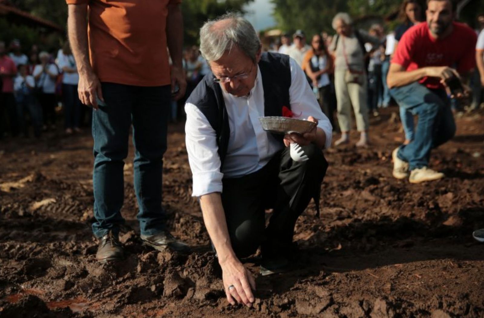 Duffé, cogiendo la tierra que acabó con la vida de 250 personas en Brumadinho