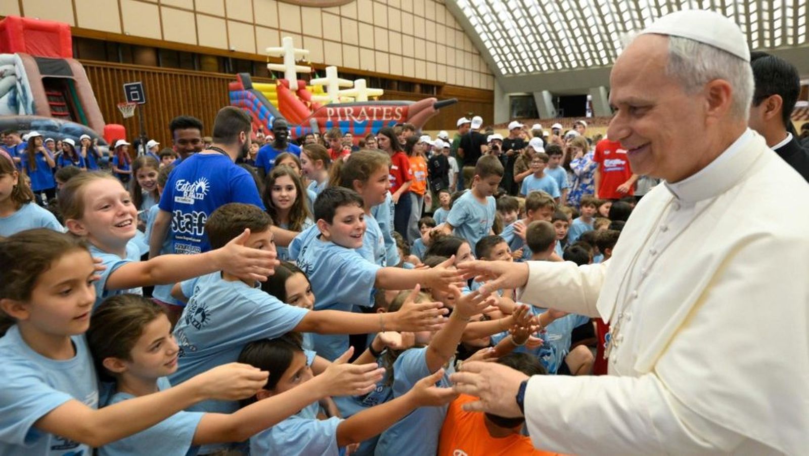 Papa Leon acogiendo a un grupo de niños migrantes ucranianos